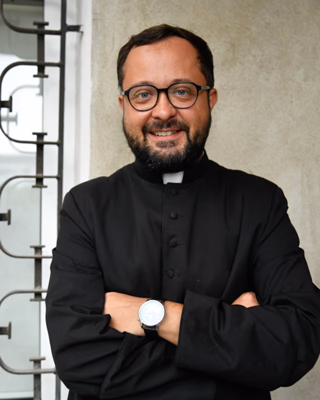Portret ks. Radosława Rakowskiego, proboszcza parafii pw. Imienia Jezus w Poznaniu